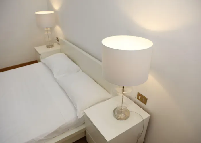 Dhomes - And 밀라노